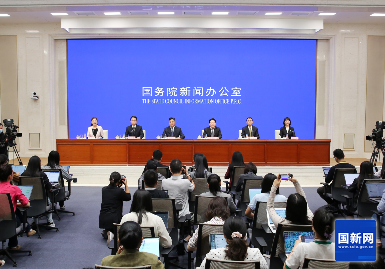 国务院新闻办就扩大服务消费有关政策措施举…